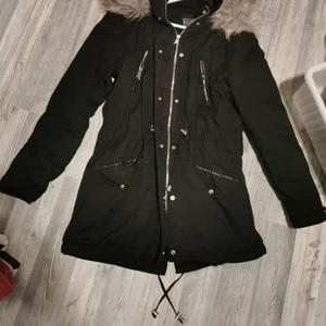 Vinterjacka strl S - Använt skick men inga tydliga defekter eller liknande! Super skön. Osäker på frakt kostnaden men väger och kollar upp exakt vid intresse 