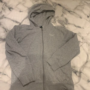 Nike kofta - Säljer en jätte fin och fräsch nike kofta som är för barn i 12-13 års åldern. St 147-158. Är i nyskick