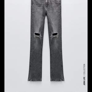 Samma jeans som första bilden UTAN hålen i knäna!!! Trampat sönder lite i nederkanten därav priset. Köpta för 369. Köparen står för frakt