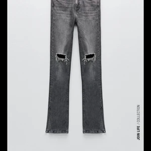 Zara jeans - Samma jeans som första bilden UTAN hålen i knäna!!! Trampat sönder lite i nederkanten därav priset. Köpta för 369. Köparen står för frakt
