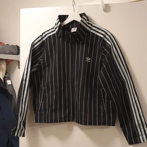 Adidas jacka - Tunn Adidas jacka med boxy fit, EU 42 skulle säga att den motsvarar XL. Använd fåtal gånger så jackan är i nyskick. 