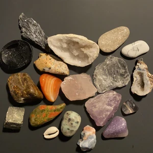 kristaller <3 - har fått massa nya kristaller, 2kr/gram gäller för de råa och tumlade! vill du däremot ha en ”speciell” sten som till exempel geoden eller selenittornet kommer det gälla andra priser på dem:) säljer även spell jars med intentioner <3