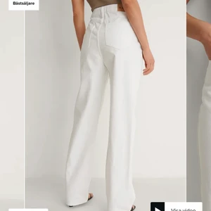 Jeans från NA-KD - Bästsäljarjeansen ”Ekologiska denim med hög midja och vida ben”, i storlek 36. Använda 1 gång. Nypris: 500 Mitt pris: 300. Kan mötas upp i Malmö samt fraktas.