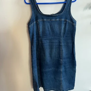 90-tals jeansklänning  - Från hennes collection som är hm straight from the 90’s :* stretchig typ! 