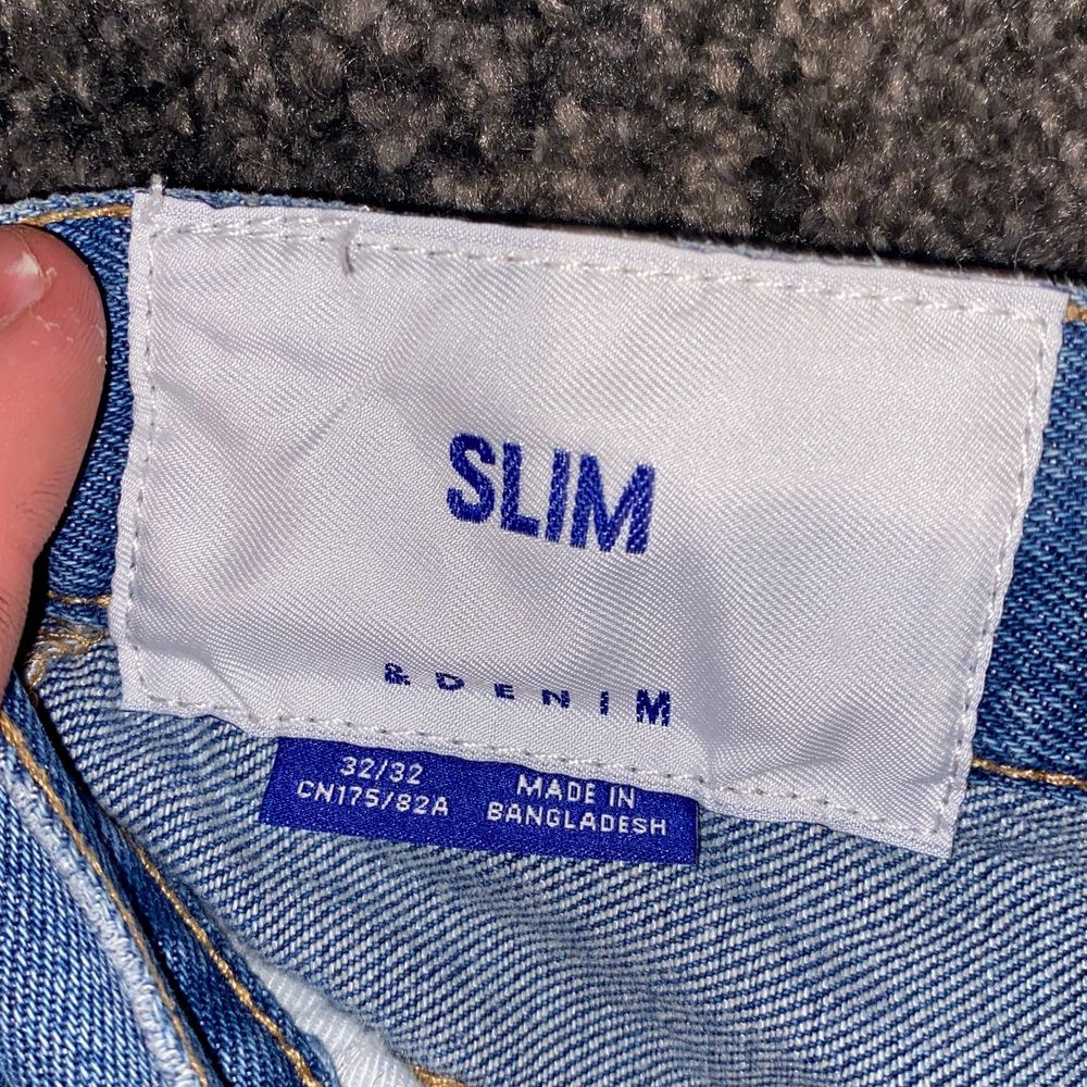 Billiga jeans som är änvända fåtal gånger. Jag säljer nu dessa jeans eftersom att de bara ligger i min byrå. Jeansen släpps till bra pris och är Storlek 32/32 slim fit. Kan fraktas och mötas upp men köparen står för frakten. Sitter bra på kroppen och benen får ”Luft” dem är också väldigt sköna att ha på sig. Jeans & Byxor.