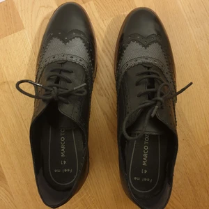 Stilrena lackskor i nyskick - Köpte dessa snygga skor för ungeför ett år sedan, men har inte använt dem en enda gång eftersom de tyvärr är för små. Storlek 41. Synd att de bara står utan att användas så tänkte kolla intresset. 