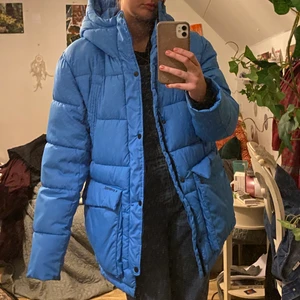 Blå dun jacka  - Säljer denna jacka !! Hör av dig om du är intresserad eller har några frågor! Kram💞