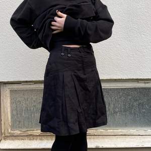 Jättesöt svart kjol med tillhörande skärp, lätt och rolig att styla, snygg som hög- och lågmidjad🥰