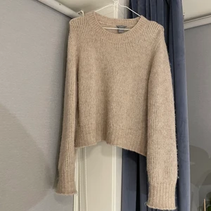 Stickad tröja - Beige stickad tröja från Lindex. Strl XL, men sitter också snyggt på någon som mig, M i vanliga fall. Frakt 90 kr