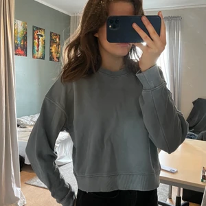 Blå sweatshirt  - Jättefin blå sweatshirt från Pull and Bear. Säljer då den inte kommer till andvänding.