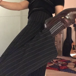 Kostymbyxor - Fina kostymbyxor köpt second hand, storlek M. Högmidjade! Frakt tillkommer