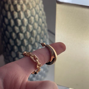 Guldiga örhängen  - Säljer två olika par örhängen, aldrig använda! 30kr styck eller köp båda för 50kr❤️ köparen står för frakt 11kr