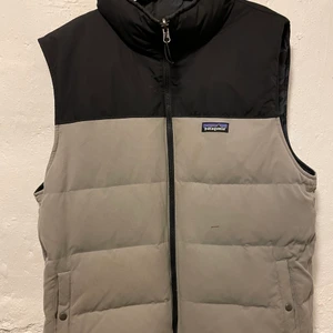 Patagonia vändbar väst - Denna svin snygga västen går att vända ut och in. Som två västar i en! Mycket fräch förutom en liiiten fläck på ena hållet. Syns på bilden. Det är man size