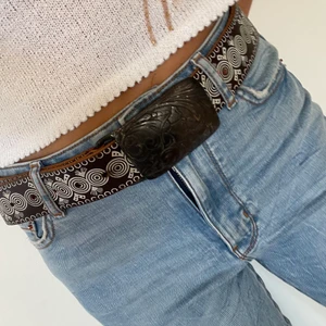 Läderbälte målade detaljer  - Äkta Läderbälte med vita detaljer🤍 bra skick 