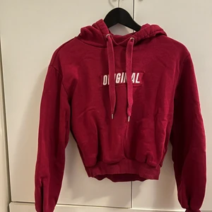 snygg hoodie - fin hoodie, riktigt snygg till en svart väst! 