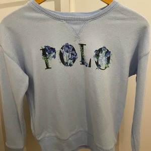 Polo Ralph lauren - Säljer min ljusblå Ralph lauren tröja i storlek 12-14 år så skulle säga att den är xs/s, den kostar 350kr men pris kan diskuteras, nypris ligger runt 1000kr men den säljs inte längre