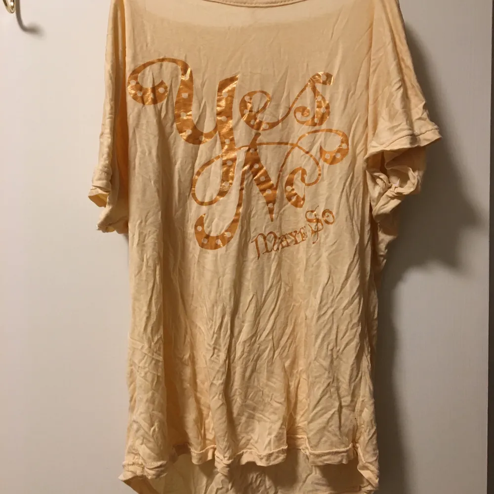 Fin persikofärgad tröja med print i storlek L men är närmare M. Har använts få gånger och är lite skrynklig men det fixas lätt med strykjärn! . T-shirts.