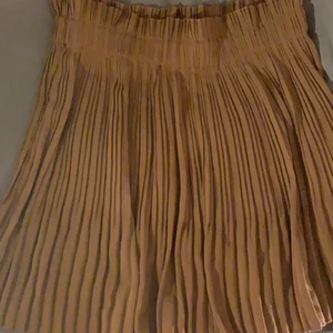 Brun kjol! - Brun plesserad kjol från nakd i storlek 40!🤗