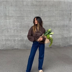 MÖrklblå mid rise jeans - Så snygga mid rise jeans i en mörkblå färg från amalie star x NAKD kollektionen. Köpte av en tjej på plick men säljer eftersom de nt passade, aldrig använda. Strl 36 och skickar självklart egna bilder på plagget ifall någon vill ha. 400 KR INKL FRAKT🙌🏻💓