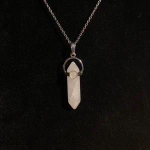 Halsband med kristallhänge - Halsband i rostfritt stål. Berlocken är i bergskristall har förmågan att stöta bort negativa energier och att lagra positiva energier🤍 Fri frakt✨