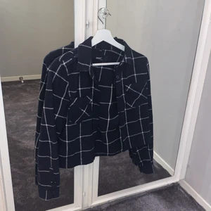 Overshirt  - Marinblå overshirt köpt secondhand, storlek S.