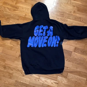 Svart hoodie med tryck - Svart hoodie med blått tryck på ryggen💙💙