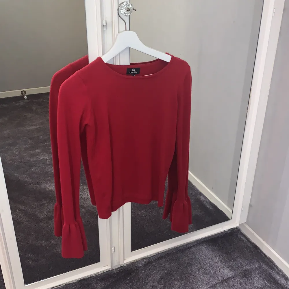 Röd tröja med volangärmar från Chelsea, storlek Xs.. Tröjor & Koftor.