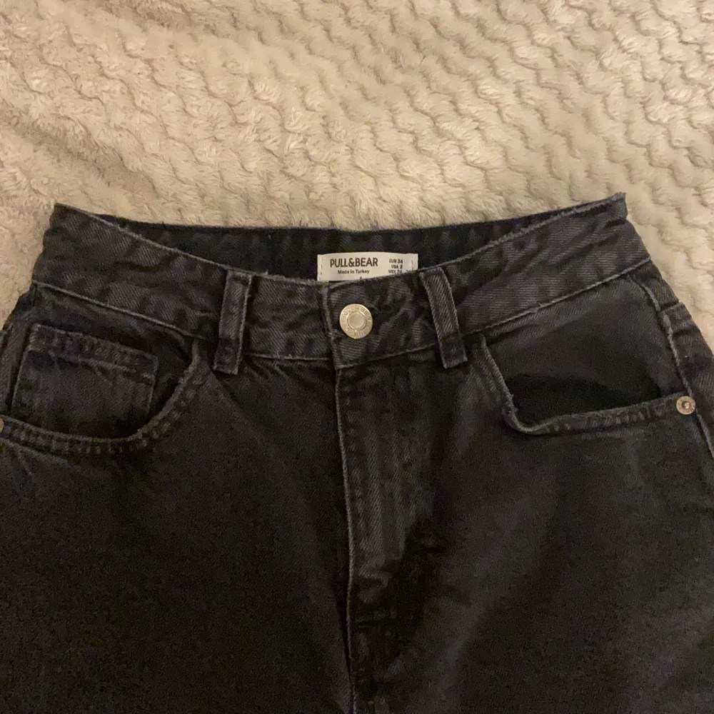 Säljer ett par helt nya jeans från pull & bear. skriv om ni du vill ha fler bilder, mått på jeanse eller frågor🤍🤍 . Farkut & Housut.