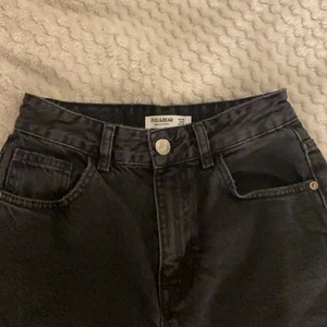 Svarta jeans  - Säljer ett par helt nya jeans från pull & bear. skriv om ni du vill ha fler bilder, mått på jeanse eller frågor🤍🤍  