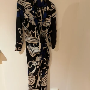 Mönstrad omlott klänning från Zara - Köptes i somras. Aldrig använd pga för lång. Supersnyggt mönster och modell. Skjortklänning som knyts omlott eller kan användas öppen ovanpå topp och byxor! Passar XS och S