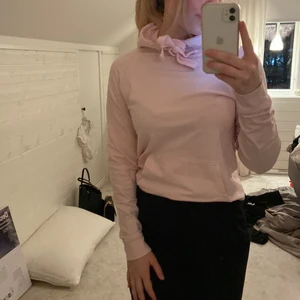 rosa hoodie - rosa huvtröja från jeansbolaget, knappt använd säljer pga för liten (pris: 166kr inklusive frakt)