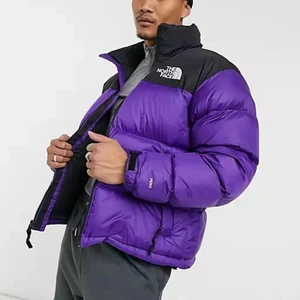 The North Face Jacka  - Säljer en perfekt vinter jacka från the north face. STORLEK M. Ny pris på denna just nu ligger på cirka 2800kr men jag säljer nu för 1500kr. Den har ett litet hål där bak på ryggen som knappt syns men de kan vara bra att veta. Är öppen för förslag på meddelande!