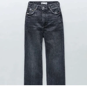 Gråa Zara Jeans  - Super fina gråa Zara jeans i strl 38, sitter jätte bekvämt! Går att klippa och sy upp om de är för långa 🧚💕 Jag är 167 och de är precis vid hälen på mig, skriv för fler bilder!!⚡️⚡️ Säljer pga att jag inte använder