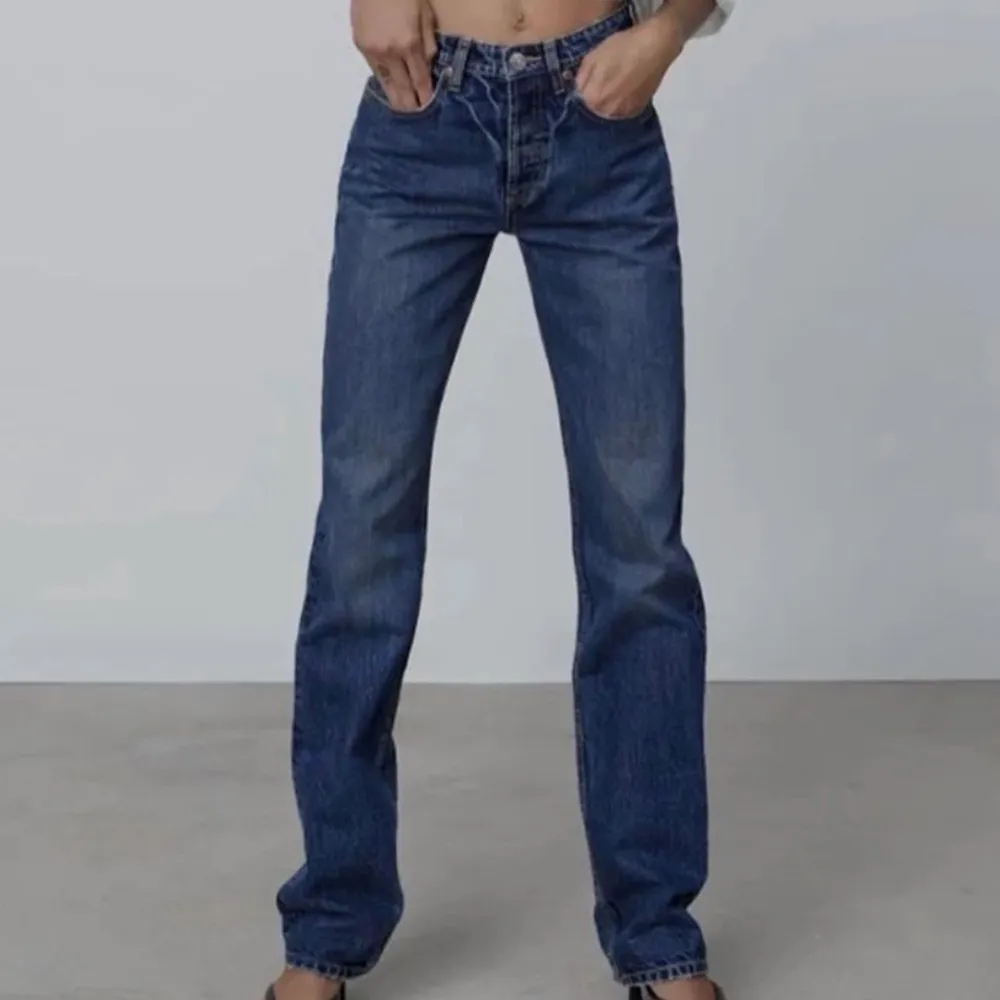 Säljer dessa snygga jeans från zara i modellen mid rise straight. De är slutsålda på hemsidan! . Jeans & Byxor.