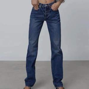 Säljer dessa snygga jeans från zara i modellen mid rise straight. De är slutsålda på hemsidan! 