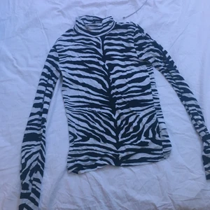 Tröja - En jätte fin tröja från gina i storlek xs. Med en polo krage på. Säljer pga att jag inte andvänder längre 💗. Säljer för 50 med frankt inräknad