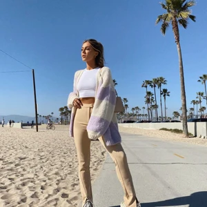 Beiga kostymbyxor  - Hej! Jag säljer dessa beiga kostymbyxor från NA-KD för 170 kr. Det är bara att skriva ifall du har några frågor! 😊