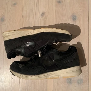 Nike air skylon 2 fog Fear of god - Nike x Fear of god i en Airmax inspirerad model, skick 6/10 bra skick förutom att jag tagit av plasten där framme och lite små flaws bakom hälen annars i okej skick, storlek 44,5 sitter som 44 skulle jag säga går på kicks crew för 280 dollar i samma storlek!