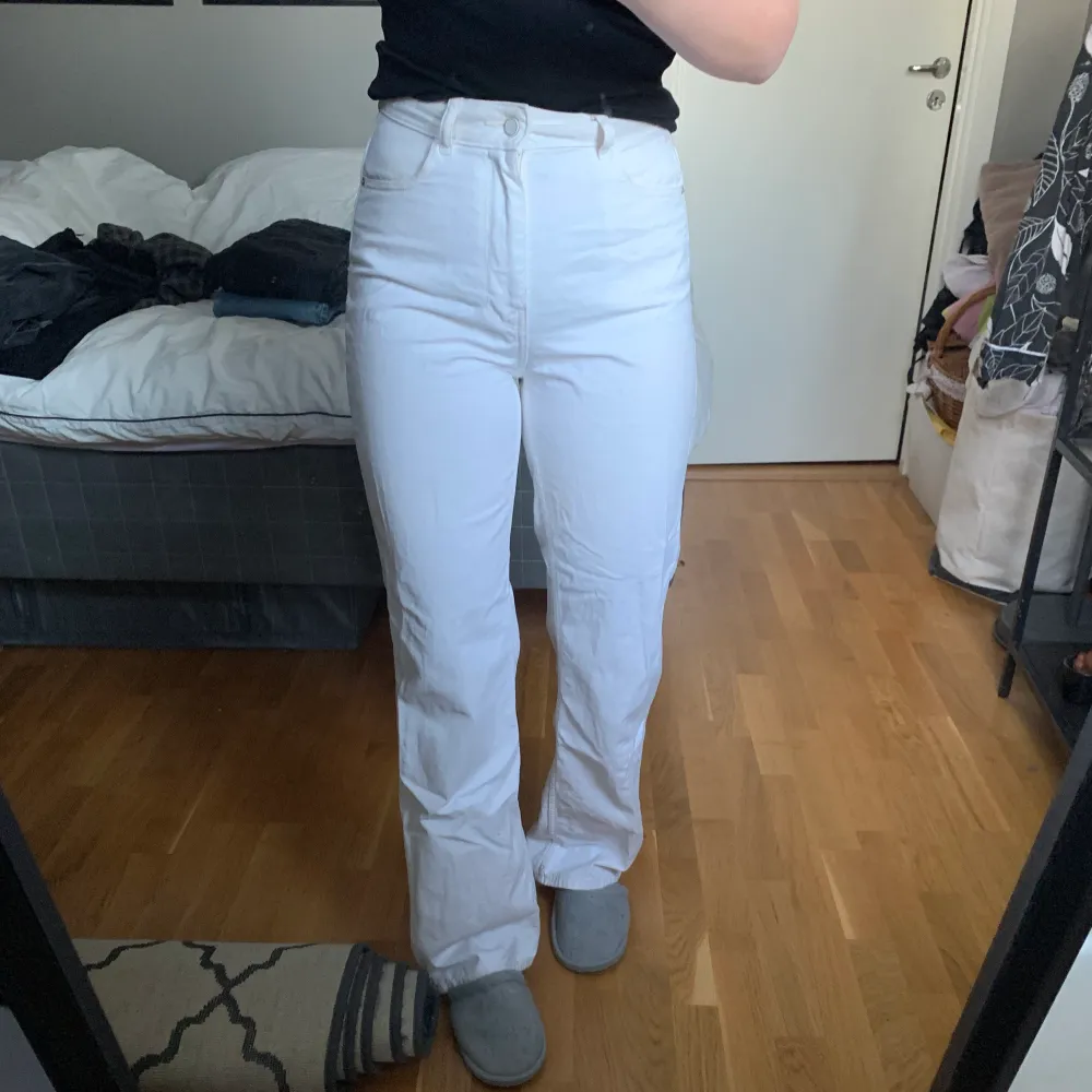 Vita jeans ifrån zara i storlek 38! Jag är 177cm lång och för mig är det perfekt längd. . Jeans & Byxor.