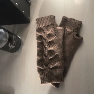 bruna stickade torgvantar - Trendiga bruna stickade torgvantar, mysigt och tjockt material. Använda en gång! Gratis frakt💗