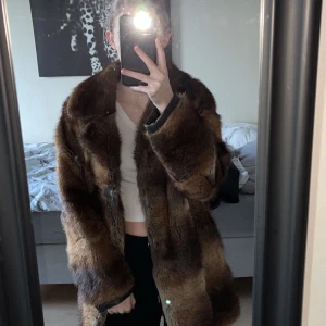 Pälsjacka - Storlek M men passar även L och S. Super skick, inga fel. Äkta päls!