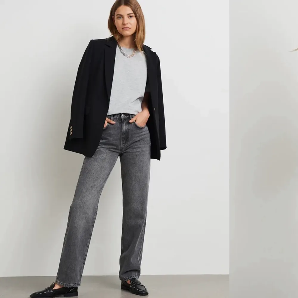 grå svarta jeans från ginatricot!!🧚🏼‍♀️ jätte snygga och trendiga, har dock sytt upp dem så att dem passar en som är runt 160, strl 32, aldrig adnvända lappen är kvar, köpta för 600kr. Jeans & Byxor.