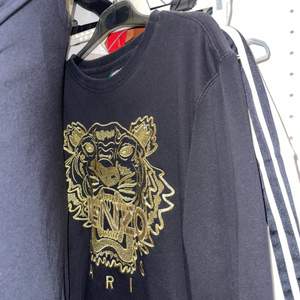 Kenzo tjocktröjor, storlek M på både svart&guld och den grå. 