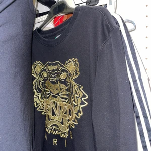 KENZO - Kenzo tjocktröjor, storlek M på både svart&guld och den grå. 