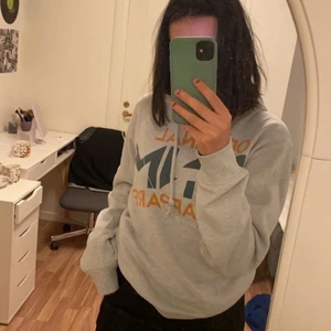 hoddie m tryck - En hoddie med tryck från secondhand. Aldrig använd!!