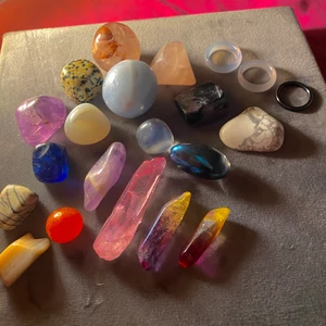 Stenar kristaller och ringar  - 18 kristaller och 3 ringar, skriv så kommer jag med pris, Allt är köpt i kristallbutik så 100% äkta💞