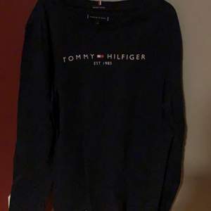 En jätte fin Tommy Hilfiger tröja som är köpt på Kidsbrandstore. Lite tunn men inget som syns igenom under eller något. Storlek 152 men passar även mig som i vanliga fall bär Xs. 