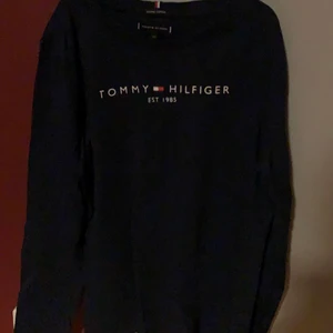 Tommy Hilfiger - En jätte fin Tommy Hilfiger tröja som är köpt på Kidsbrandstore. Lite tunn men inget som syns igenom under eller något. Storlek 152 men passar även mig som i vanliga fall bär Xs. 