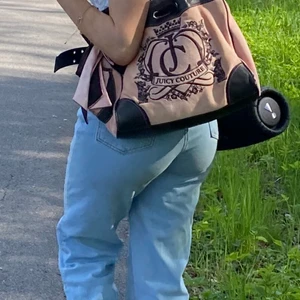Juicy Couture väska - Säljer min älskade väska då jag har 2 nästan likadana o båda kommer inte till användning 🥲🥲 jättefin & super rymlig & bra!! 