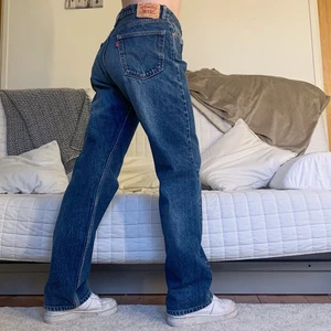 Levis Jeans - Säljer dessa snygga Levis jeans 505 i storlek W34L34! 84cm midja och 80cm innerbenslängd, jag på bilderna är 172cm lång och brukar bära storlek 38/W28/S-M❤️